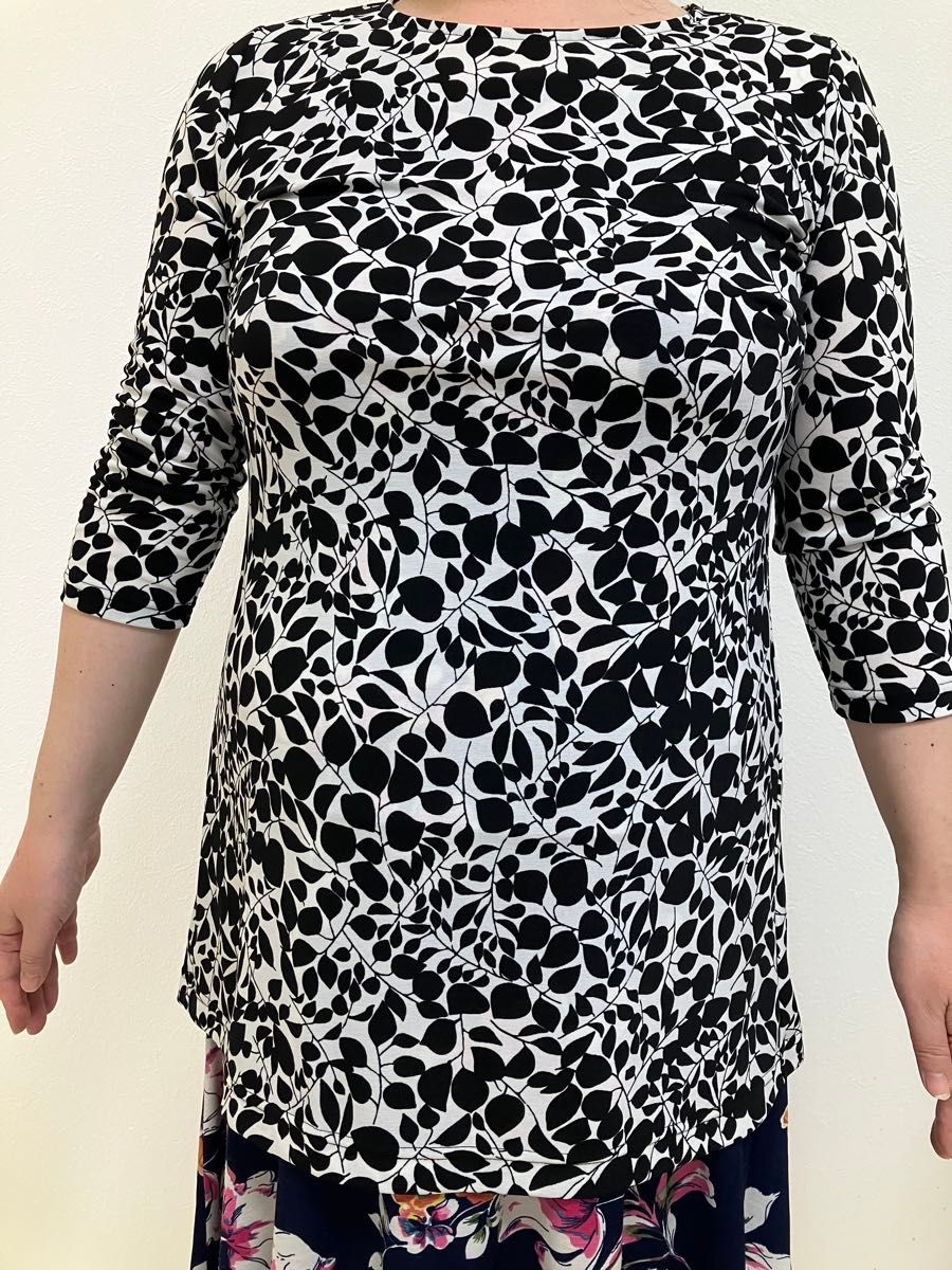 ピエールカルダンリーフ柄 七分袖 Tシャツチュニック風のデザイン薄手のデザインでワンピースの上に重ね着しやすいデザイン