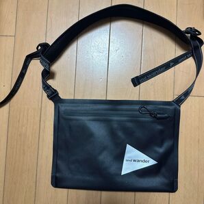 and Wander ブラック ショルダーバッグ