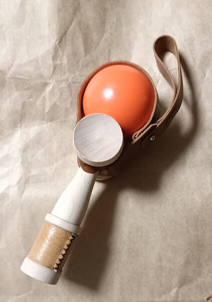 【中古】 けん玉 (フリースタイル) 玉色:オレンジ 中皿:孔あり 牛革製ハンドメイド・ホルダー付き