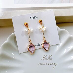 【 v10 】ガラスチャーム ピンク フラワー ハンドメイド ピアスorイヤリング