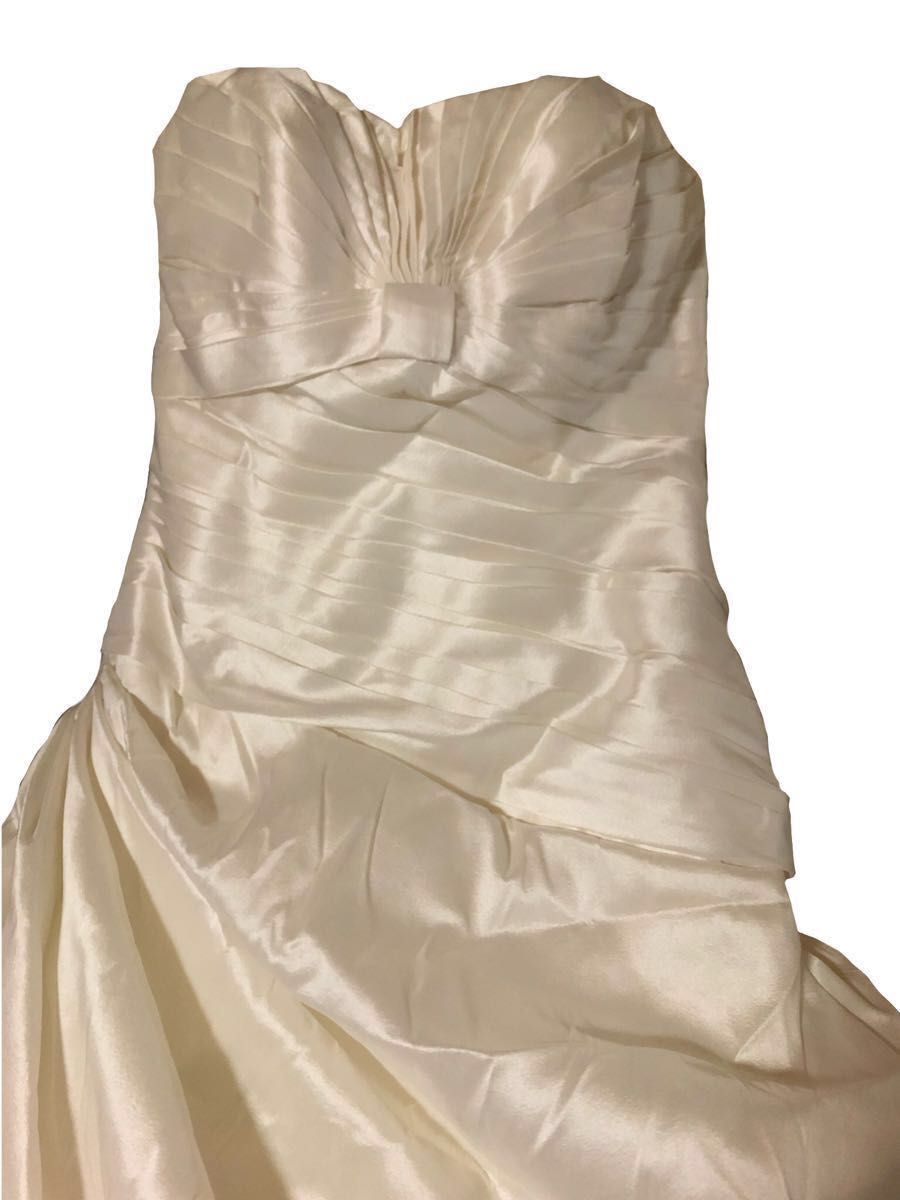 ウェディングドレス オフホワイト 光沢感 ベアトップ