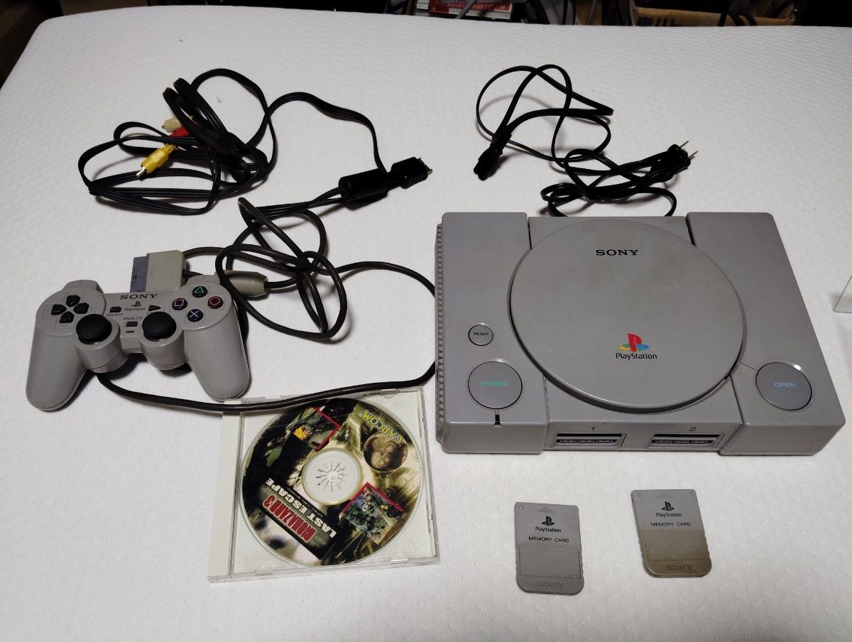 正常動作品 プレイステーション 本体 PS1 SCPH-7000 ケーブル コントローラー メモリーカード ソフト付
