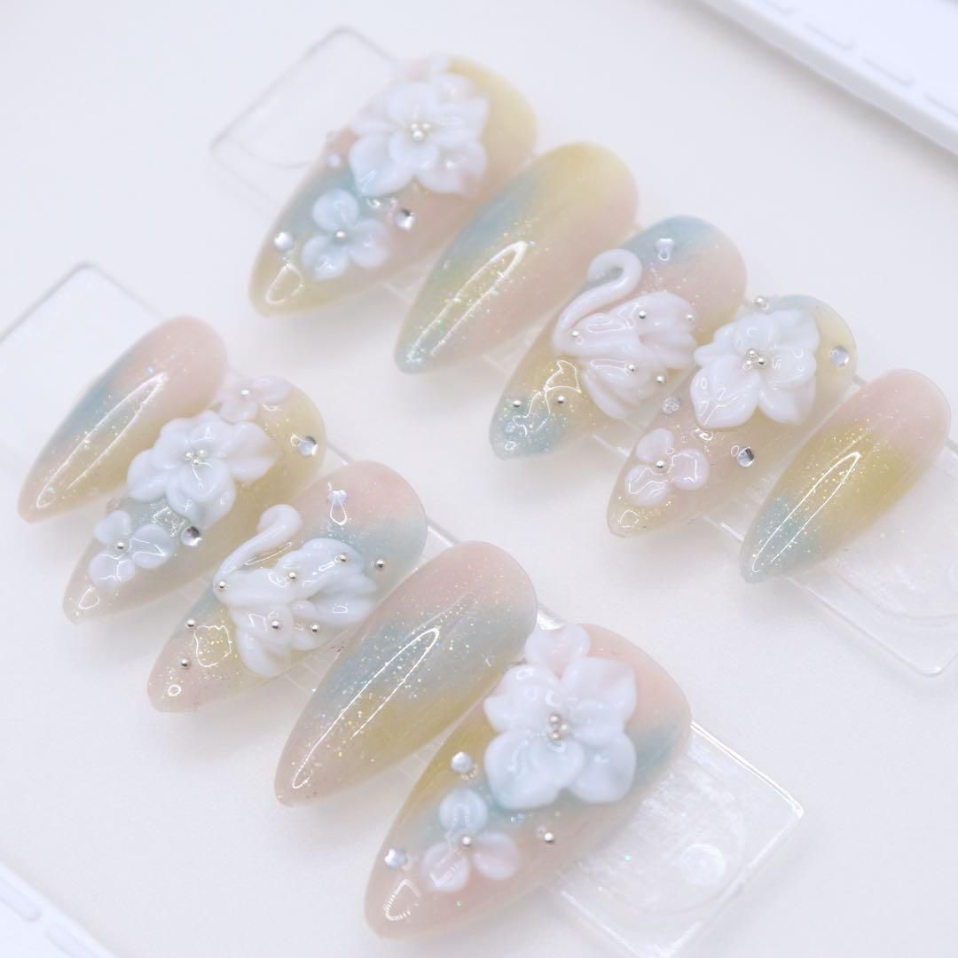 【21】ネイルチップSサイズ 白鳥 立体フラワー 3D花　パステルグラデーション 水色　青　ブルー イエロー ピンク　上品 ラメ