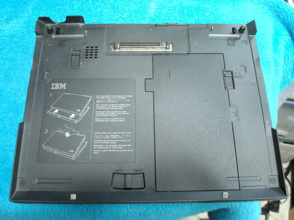 IBM ThinkPad UltraBase P/N 12P4018 FRU P/N 12P4017 FD/CD-ROMドライブ装着済み