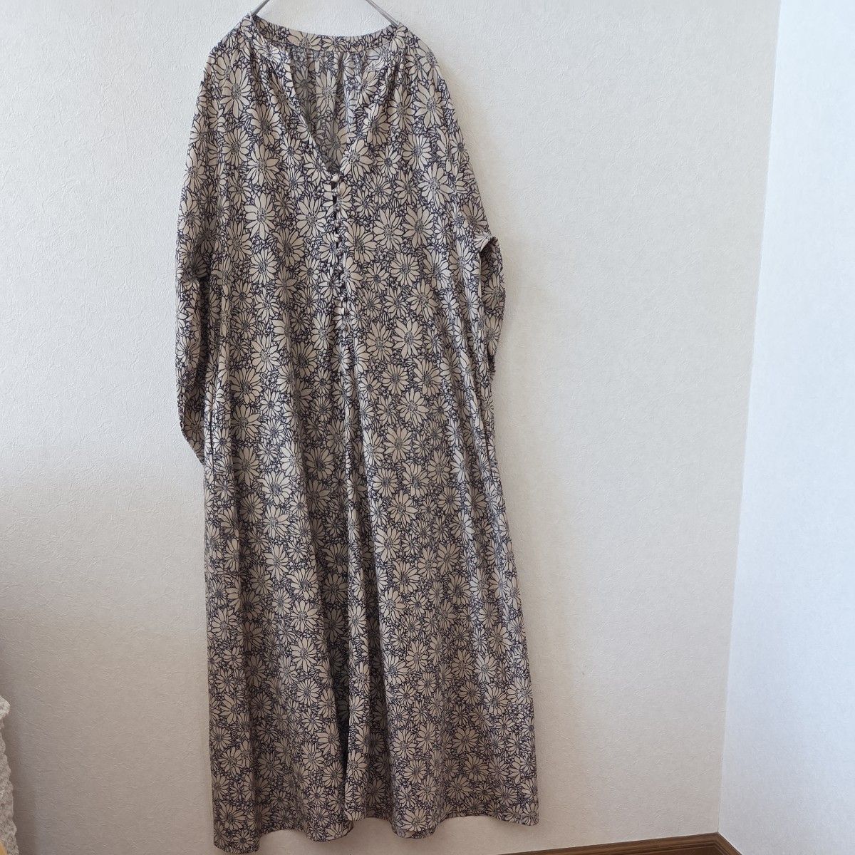 アーバンリサーチ花柄ロングワンピース Vネック 長袖 ベージュ系