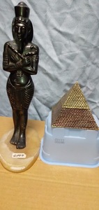 ＜珍＞古代エジプト　ラムセス2世 偉大なるファラオの像（ブロン・土台大理石）とピラミド　