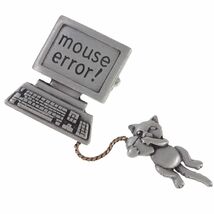 A6735◆【JJ】◆ mouse error! * パソコンのマウスにぶら下がるネコ ◆ ピューター製 ◆ ヴィンテージブローチ ◆_画像1