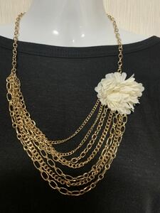 [H&M][ новый товар ] белый цветок Gold 7 полосный колье!