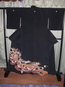 Art hand Auction Formeller Kimono aus reiner Seide, formeller Kimono mit Kreis- und Matsutomo-Rautenmuster mit fünf Wappen, formeller Kimono mit Hiyoku, formeller Kimono für Hochzeiten, Besuche des Shichigosan-Schreins, formeller Kimono mit handgefärbtem und handgesticktem Muster, Mode, Damen-Kimono, Kimono, Tomesode