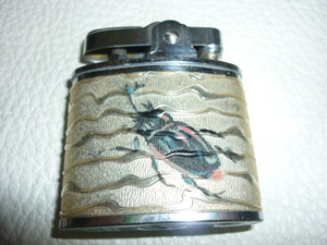 # rare beautiful goods 1960 period made in Japan!ATC SUPER DeLuxe AUTOMATIC( Deluxe )[ rhinoceros beetle pattern ( the 7 treasures )] oil lighter length 5cm, width 4.15cm