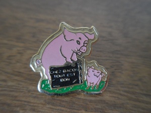 フランス☆古いピンズ 【CHEZ GACON TOUT EST BON】 ピンバッジ PINS ピンバッチ ぶた 豚 ブタ