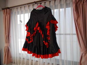 赤と黒のロングスカート（フリーサイズ）!。