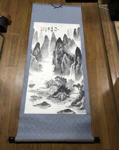 Art hand Auction 中国手绘山水挂轴 带签名, 绘画, 日本画, 景观, 风与月