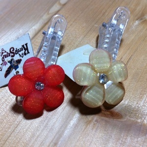 プラスチック製　お花モチーフ付きミニヘアクリップ２個セットRD ヘアピン 子供用ヘアアクセに♪