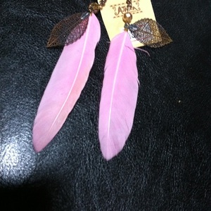 ヒッピーテイスト♪ピンクの羽ピアスorイヤリング　アジアンエスニック民族雑貨　プチプラアクセ