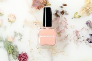 karoline van loon Be gun nails manicure coral 