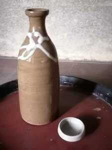  бутылочка для сакэ . чашечка для сакэ старый Seto i подбородок бутылочка для сакэ Edo поздняя версия Seto Mino старый Seto flat чашечка для сакэ Edo средний период антиквариат старый . посуда для сакэ бутылочка для сакэ TS99v3