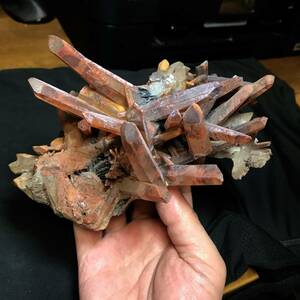 鉄分の付着した水晶と鏡鉄鉱・621g（中国産鉱物標本・四川省産）