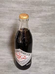 【オブジェ用:中身ありボトル】コカ・コーラ レトロ 底辺直径6.0cm、高さ20cm 300ｍi　中身アリ※消費期限切れ飲用できません