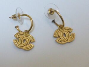 * free shipping * Chanel mat Gold CC charm earrings (USED* with defect )*