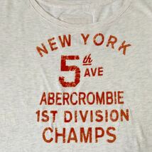 アバクロ Abercrombie&Fitch ロス購入 Tシャツ3回着用 ユースXL(女性s～m相当) フロッキープリント 肩落ち重ね着用 スクール系ダメージ加工_画像2