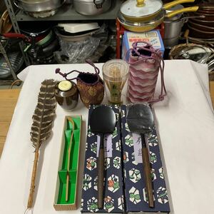 茶道具　茶筅(佐賀錦の仕覆入り) 茶入(佐賀錦仕覆入り) 茶杓(箱入り) 羽箒　炉用灰匙 2個　箱入り　