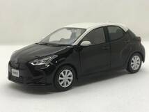 2F★新品★非売品 1/30 色見本ミニカー【店頭展示用】カラーサンプル トヨタ 新型ヤリス YARIS 2KC ホワイト(058)×ブラック(202)_画像2