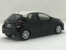 2F★新品★非売品 1/30 色見本ミニカー【店頭展示用】カラーサンプル トヨタ 新型ヤリス YARIS 2KC ホワイト(058)×ブラック(202)_画像5