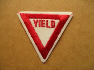 80s 『YIELD』道を譲れ標識サイン刺繍ワッペン/ジョークSignガレージSK8アメリカ米国ビンテージ看板アップリケUSAスケートボード S2