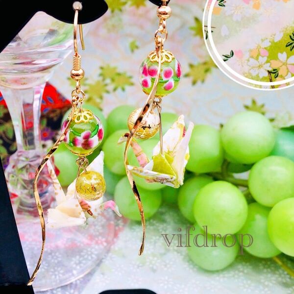 友禅和紙【薄黄緑色 桜和柄】折り鶴と〈緑茶〉花柄とんぼ玉の和風ピアス イヤリング