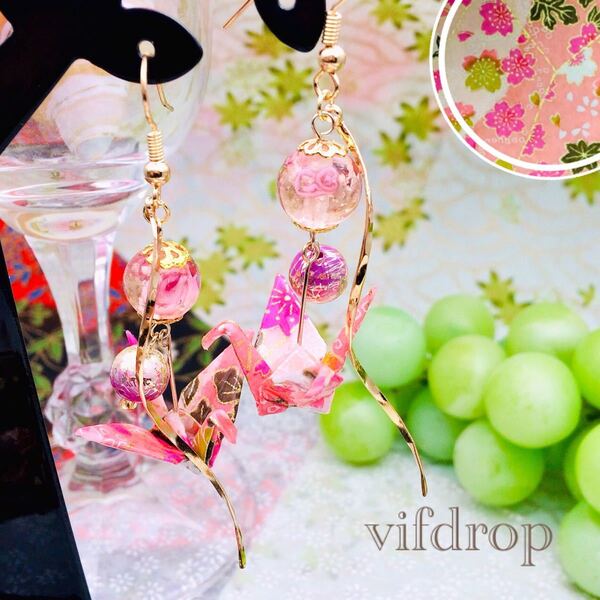 友禅和紙【桃色 桜和柄】折り鶴と〈発光 桃〉花柄とんぼ玉の和風ピアス イヤリング