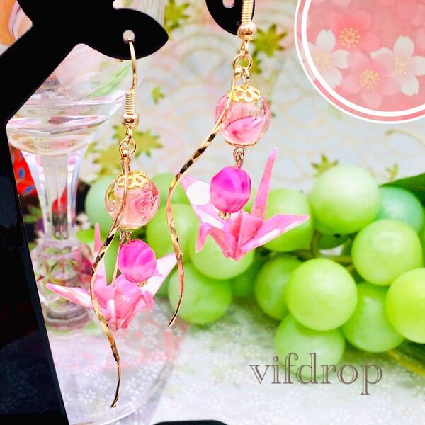 友禅和紙【淡桃色 桜柄】折り鶴と〈発光 桃〉花柄とんぼ玉の和風ピアス イヤリング