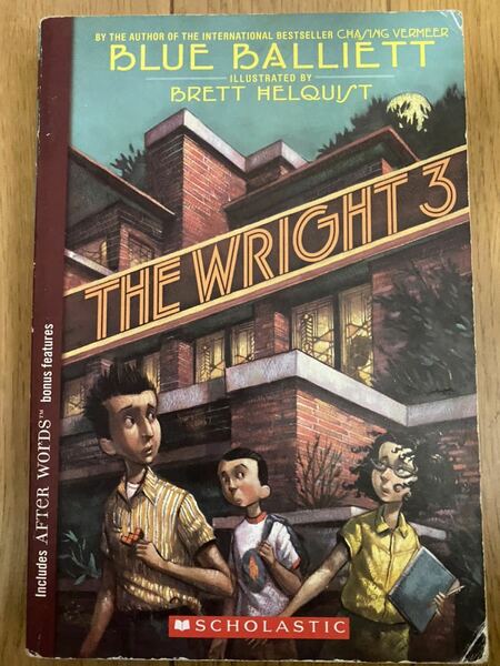 Wright 3 by Blue Balliett and illustrated by Brett Helquist 英語の子供向けの小説