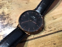 BK019 程度良好 Daniel Wellington ダニエルウェリントン B36R22 36mm ゴールド×ブラック文字盤 ユニセックス クオーツ 腕時計_画像1