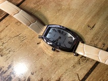 BK0114 良品程度 HARDY AMIES LONDON ハーディエイミス トノー シルバー文字盤 革ベルト クオーツ レディース 腕時計_画像5