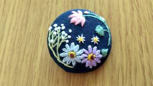 蓮とお花、カスミ草 刺繍ブローチの商品画像