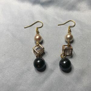 グレーとホワイトの貝パールとジルコニアピアス