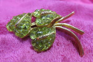 Q8837 brooch leaf leaf peridot 