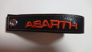 フィアット アバルト ABARTH 刺繍ロゴ入り 本革(レザー)リアゲートストラップ 本体:黒 ロゴ色:オレンジ ステッチ色:オレンジ