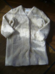 506-77*: LOWRYS FARM Lowrys Farm fake fur long coat size.M color. ivory a dust Lee .... snowsuit 