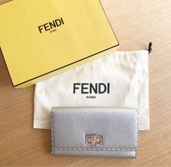 未使用品 FENDI セレリア ピーカブー 財布 シルバー