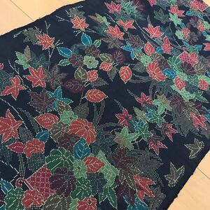 ★着物ハギレ 大島紬菊楓模様 黒半身頃★ 61 和布 正絹 着物 ハギレ 素材 リメイク お人形
