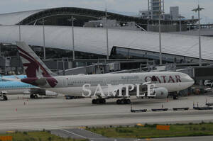 D【航空機写真】Ｌ版１枚　カタール航空　A330-200　関西空港