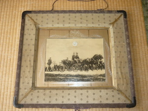 Art hand Auction ■Distributed to military personnel at the time. Not for sale. 1908 (Meiji 41)! Chrysanthemum crest. A beautifully framed photograph of the Army's special large-scale maneuver. Emperor Meiji and General Nogi. Height 45cm., Width 51cm, Hobby, Culture, military, others