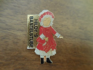 フランス☆古いピンズ【HILDY'S BASTELSTUBE ナンバー入り】ピンバッジ ピンバッチ PINS スイス フランス人形 人形　