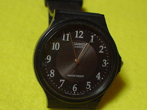 珍品　デザイン　CASIO　MQー２４　腕時計　ブラック