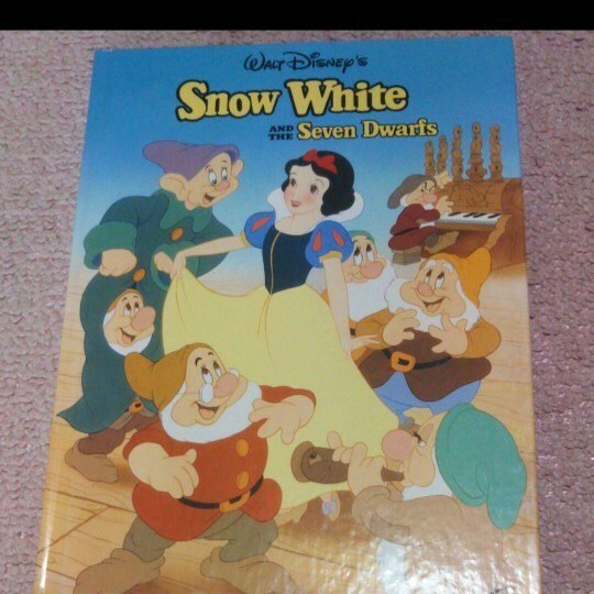 英語の絵本『Snow White and the Seven dwarfs』