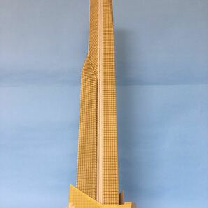 グラス・タワー(映画「The Towering Inferno」)のペーパーモデル（1/1000、金、半透明窓(黄)。）