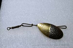 BUFFALO SPINNER LOWE,NEW YORK,USA,C1890,RARE VINTAGE SPINNER,W.J.T.LOWE,BODY6CM,NAME ON BODY, SIZE 7,2METAL COLOR,EMBOSS,OLD LURE