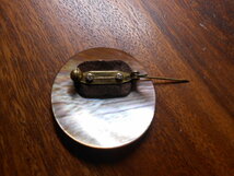 茶蝶貝のボタン型ブローチ　45ｍｍ_画像5